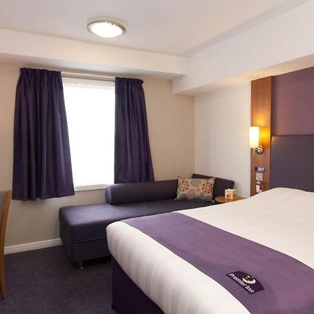 Premier Inn Cobham コバム エクステリア 写真