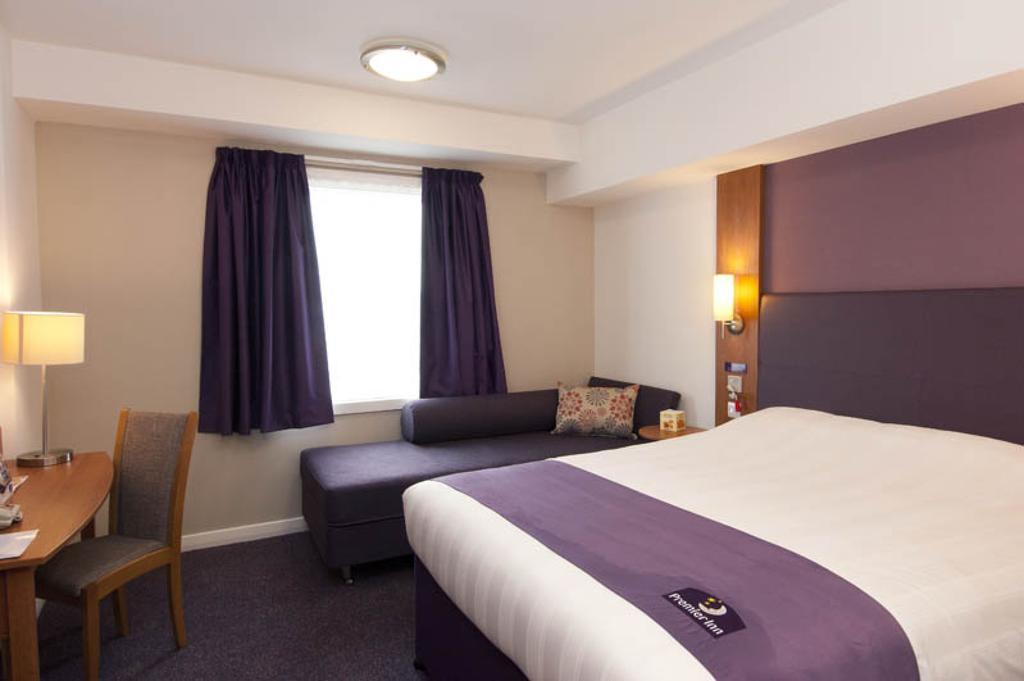 Premier Inn Cobham コバム エクステリア 写真