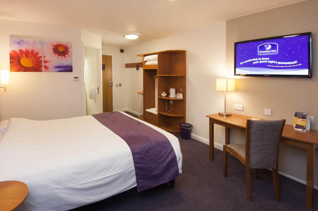 Premier Inn Cobham コバム エクステリア 写真