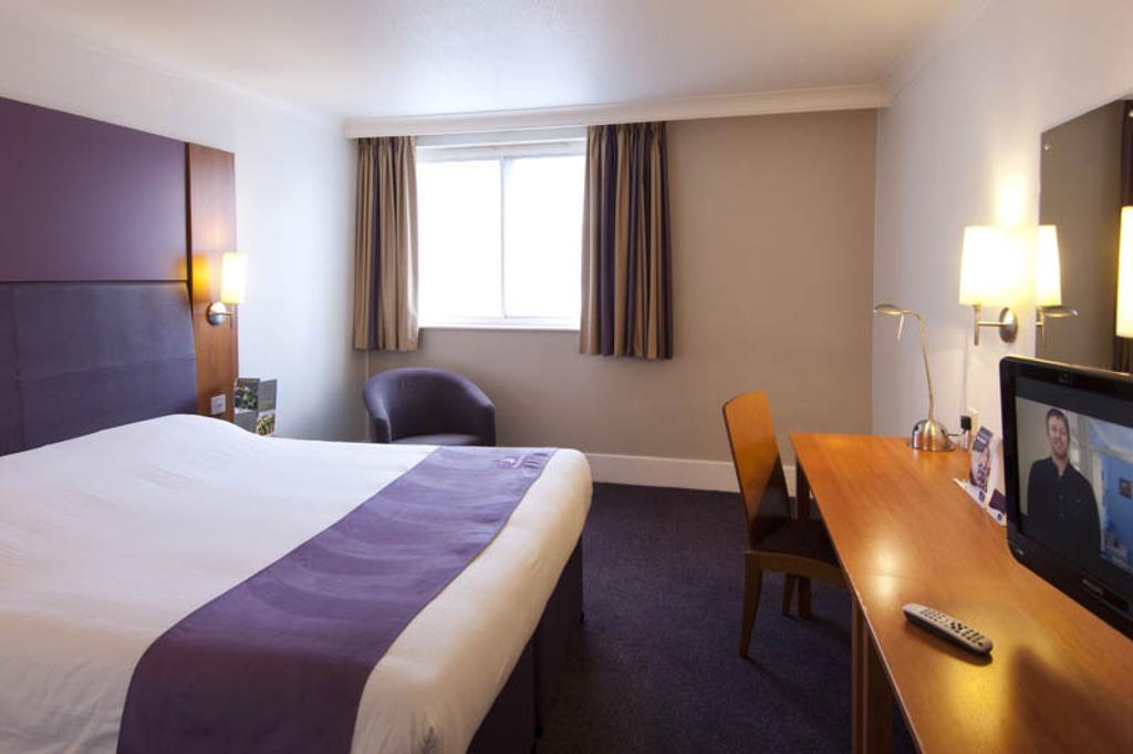 Premier Inn Cobham コバム エクステリア 写真