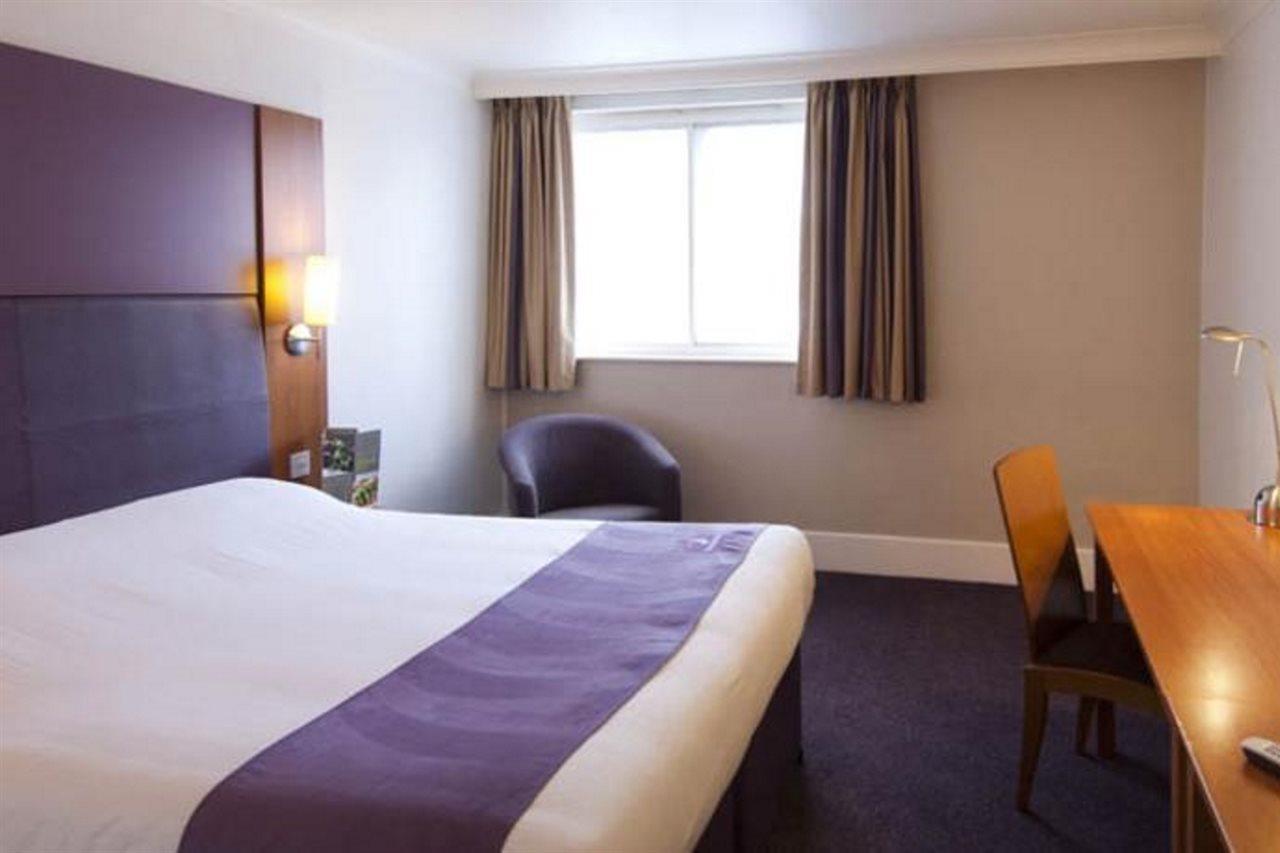 Premier Inn Cobham コバム エクステリア 写真