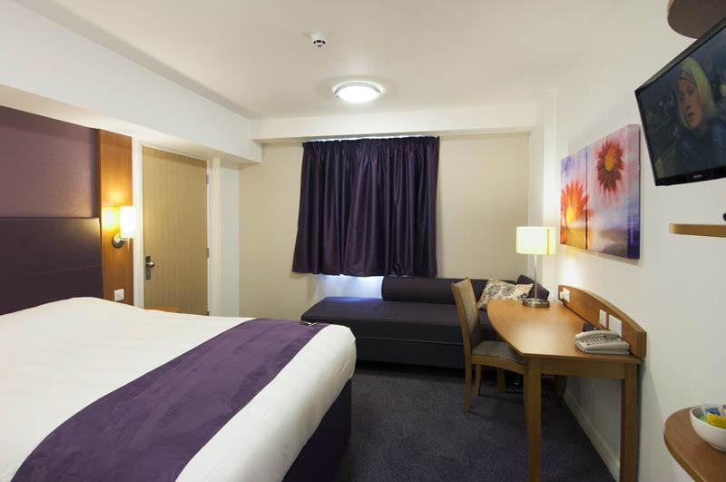 Premier Inn Cobham コバム エクステリア 写真